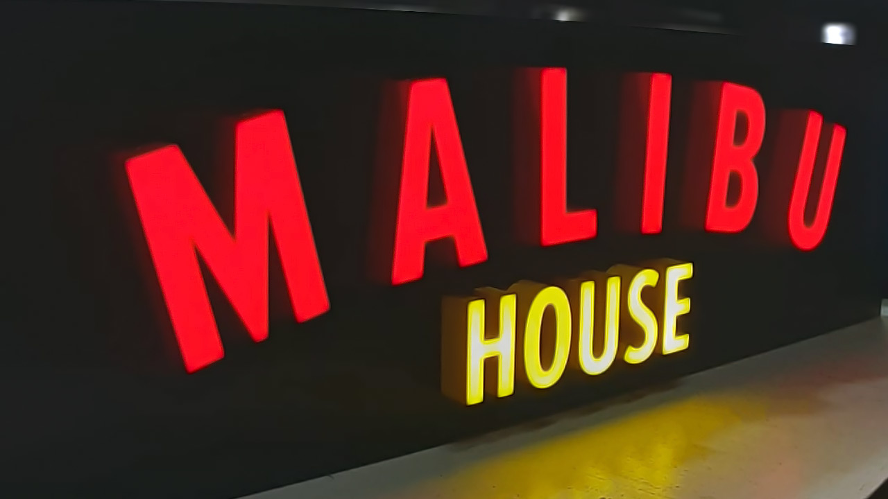 Вывеска для гостевого дома Malibu House Студия Фикс